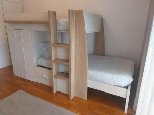 a bedroom with a bunk bed and a bunk bed gmaxwell gmaxwell gmaxwellythonythonython at apartamento Bitarães Paredes in Bitarães