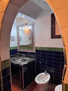 Hotel Kasbah Fenguig的一间浴室