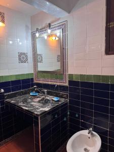 Hotel Kasbah Fenguig的一间浴室