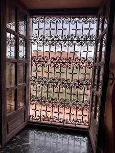 拉希迪耶Hotel Kasbah Fenguig的门,门有金属门在房间