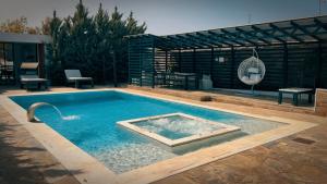 Bazén v ubytovaní Olivujoj Villajoj - Deluxe Villa with Detached Pool House alebo v jeho blízkosti