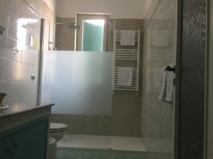 Et badeværelse på Elegante Appartamento Palermo + 13 billeder