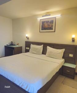 a bedroom with a large bed with white sheets at Crystal Retreat in Jāmb