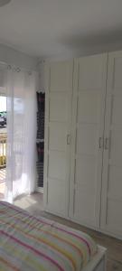 Habitación blanca con armarios blancos y alfombra en Apartamento en Salou-Vistas al Mar, en Salou 37 fotos más