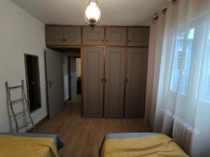 a bedroom with two beds and a closet with windows at Vivienda La Manola in Daimiel