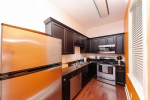 Η κουζίνα ή μικρή κουζίνα στο 30A Signature King Suite with Parking, Pool and Balcony in Santa Rosa Beach