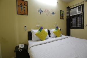Postel nebo postele na pokoji v ubytování Hotel Satyam Swagat