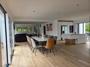 a dining room and kitchen with a table and chairs at Villa Babalélé, Fouesnant in Fouesnant