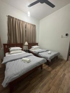 Postel nebo postele na pokoji v ubytování Tiarapuri Homestay Tiara Golf Country Club,Ayer Keroh Melaka