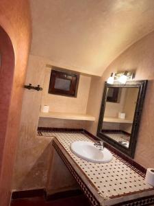 Hotel Kasbah Fenguig的一间浴室