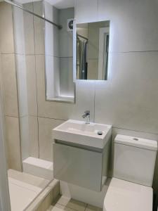 une salle de bain avec un lavabo, des toilettes et une douche dans l'établissement Cosy 1 bedroom Cottage - Great location & Parking, à Penzance 26 autres photos