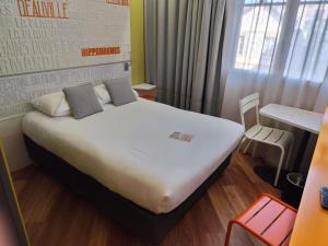 Кровать или кровати в номере ibis Styles Deauville Centre