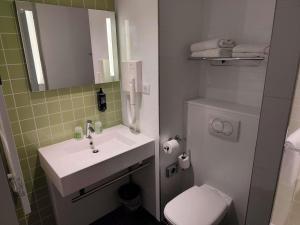 Ванная комната в ibis Styles Deauville Centre