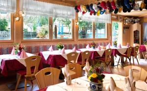 Reštaurácia alebo iné gastronomické zariadenie v ubytovaní Gasthof zum Schlern