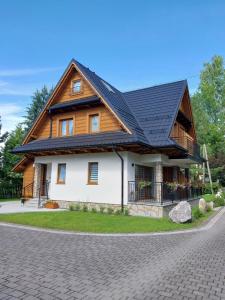 a house with a gambrel roof at ZYCH - Domek in Chochołów