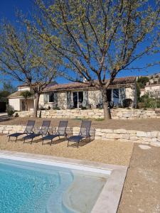 Bazén v ubytování L'Oustalet des Vignes nebo v jeho okolí