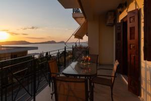 Una mesa en un balcón con vista al mar. en Elaia Boutique Apartment, en Pylos