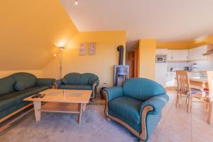 a living room with two couches and a table at Ferienwohnung Storchenhorst - gemütliches Apartment mit Kamin in Göhren-Lebbin