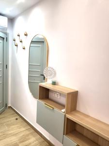 - un dressing avec un miroir et une étagère dans l'établissement Meltemi Retreat, à Tolón