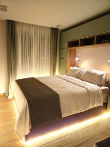 une chambre avec un grand lit avec des lumières dessus dans l'établissement Meltemi Retreat, à Tolón