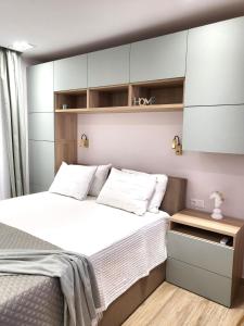 - une chambre avec un grand lit et des placards blancs dans l'établissement Meltemi Retreat, à Tolón