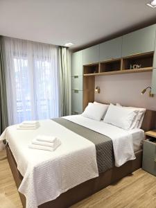 une chambre avec un grand lit avec des serviettes dessus dans l'établissement Meltemi Retreat, à Tolón