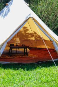 圣让-德吕兹Tente Double - Hegoa Surf Camp Pays Basque的草上带桌子的帐篷