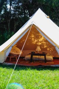 圣让-德吕兹Tente Double - Hegoa Surf Camp Pays Basque的草上带桌子的白色帐篷