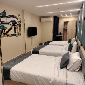 Postel nebo postele na pokoji v ubytování Red Pyramids Hotel