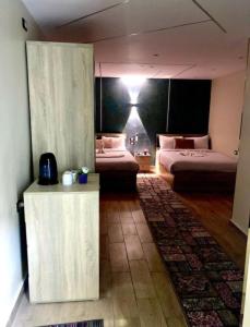 Postel nebo postele na pokoji v ubytování Red Pyramids Hotel