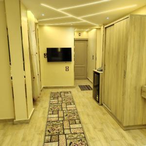 TV a/nebo společenská místnost v ubytování Red Pyramids Hotel + 37 fotografií