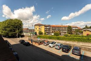 ein Parkplatz mit vor einem Gebäude geparkten Autos in der Unterkunft Novara Smart Stay - Station, AC & 2Gb s Wi-Fi in Novara