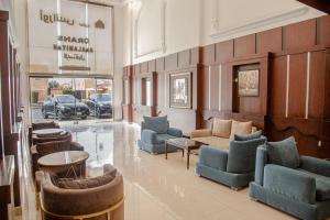 Ruang duduk di أورانس العالمية - Orans Suites