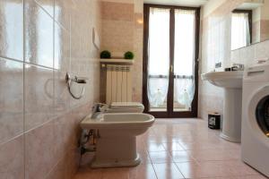 ein Badezimmer mit Toilette und Waschbecken in der Unterkunft Novara Smart Stay - Station, AC & 2Gb s Wi-Fi in Novara