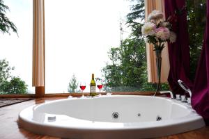 Φωτογραφία από το άλμπουμ του Thecozynest Jacuzzi treehouse σε Jibhi