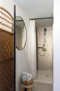 a bathroom with a shower and a mirror at Retro-Urban in der Bregenzer Fussgängerzone in Bregenz +12 photos