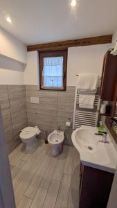 a bathroom with a toilet and a sink at Casa Nicolò Vista Lago in Stresa