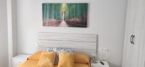 Un dormitorio con una cama y un cuadro en la pared. en Spacious with free parking in Old Town-Casco Viejo, en Bilbao 20 fotos más