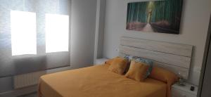 Un dormitorio con una cama con cabecero de madera. en Spacious with free parking in Old Town-Casco Viejo, en Bilbao