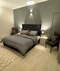 Postel nebo postele na pokoji v ubytování Villa Luxury 3 Bed Home Private Portion Central Comfort Driveway