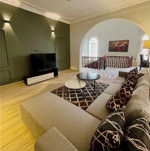 TV a/nebo společenská místnost v ubytování Villa Luxury 3 Bed Home Private Portion Central Comfort Driveway