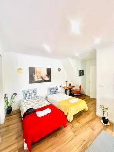 a bedroom with two beds and a table at Apartamento centro histórico Porto in Porto