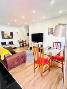 a living room with a couch and a table with chairs at Apartamento centro histórico Porto in Porto