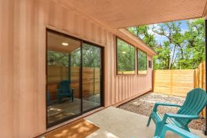 Patio nebo venkovní prostory v ubytování The Driftwoods - Pink Container House