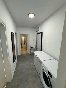 eine Waschküche mit Waschmaschine und Trockner in der Unterkunft Resort Vibes in Bucharest Atria 2BR Pool Parking in Bukarest + 9 Fotos