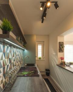 a kitchen with a sink and a counter at Ezerjó Házikó in Nyúl