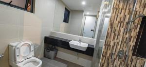 a bathroom with a toilet and a sink at Sunway Geo Suites BA0F at Bandar Sunway-By Ezprop in Subang Jaya