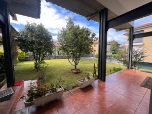 an open patio with a view of a garden at Gestiona2R- Casa grande para 12 en Llanes 6 dormitorios Jardín y espacio exterior in Llanes