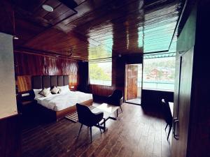 パランプールにあるHotel Postcardのベッドとテーブルと椅子のある寝室 +23枚の写真