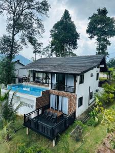 Bazén v ubytování Tuah D Manggis Janda Baik 4BR 2 Storey Bungalow Private Infinity Swimming Pool with Gunung Nuang View nebo v jeho okolí